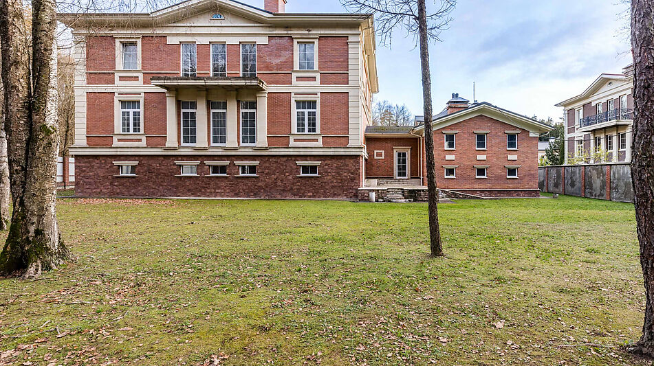 Дом в окружении леса.