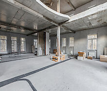 Дом в окружении леса.