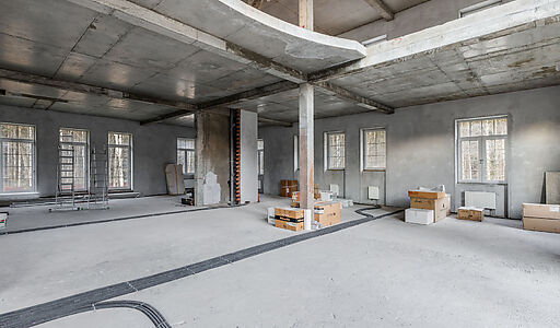 Дом в окружении леса.