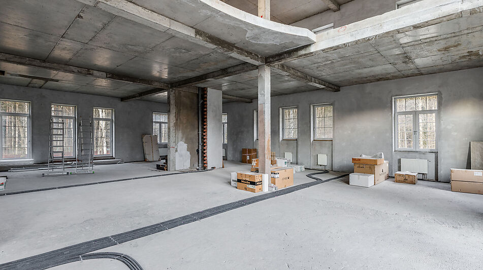 Дом в окружении леса.