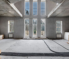 Дом в окружении леса.