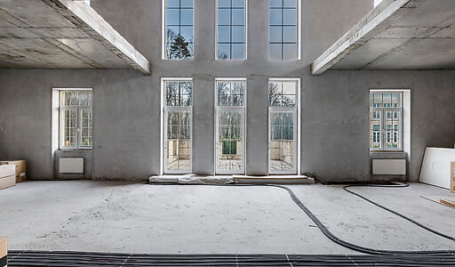 Дом в окружении леса.