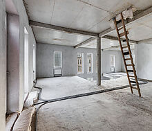 Дом в окружении леса.