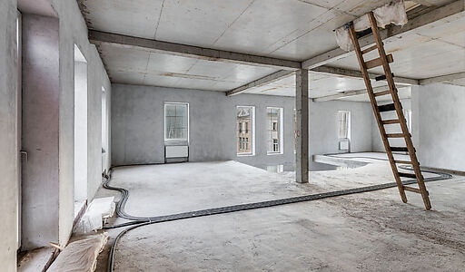 Дом в окружении леса.