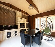 Дом из бруса в лесу у озера