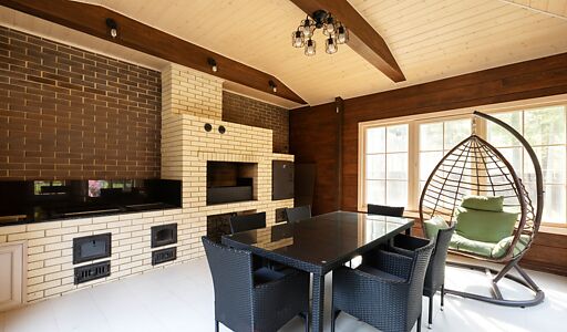 Дом из бруса в лесу у озера