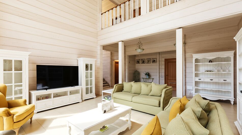 Дом из бруса в лесу у озера