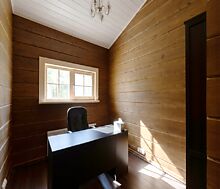 Дом из бруса в лесу у озера