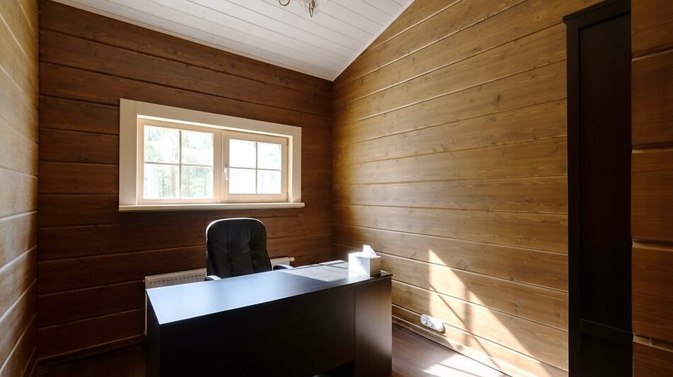 Дом из бруса в лесу у озера