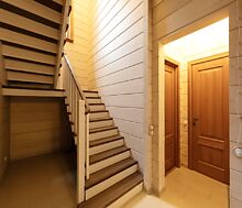 Дом из бруса в лесу у озера