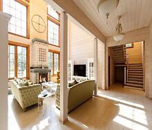 Дом из бруса в лесу у озера