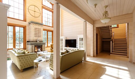 Дом из бруса в лесу у озера