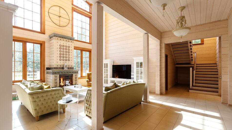 Дом из бруса в лесу у озера