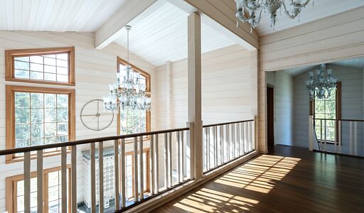 Дом из бруса в лесу у озера