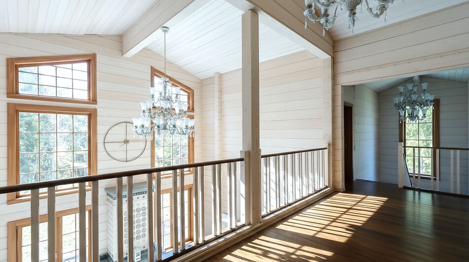 Дом из бруса в лесу у озера