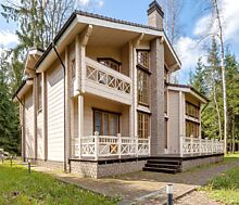 Дом из бруса в лесу у озера