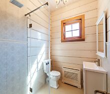 Дом из бруса в лесу у озера