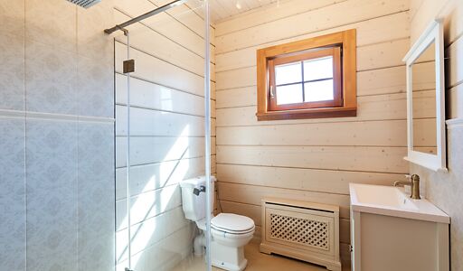 Дом из бруса в лесу у озера