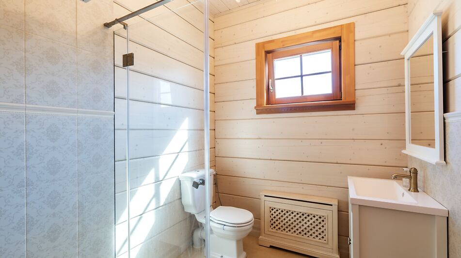 Дом из бруса в лесу у озера