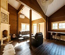 Дом из бруса в лесу у озера