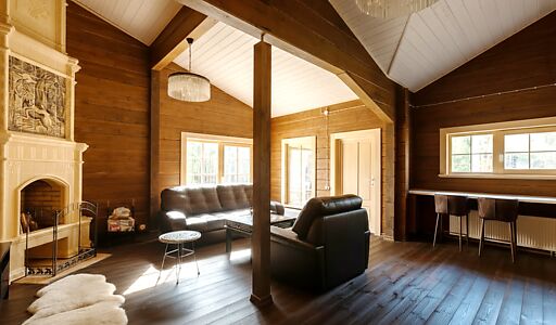 Дом из бруса в лесу у озера