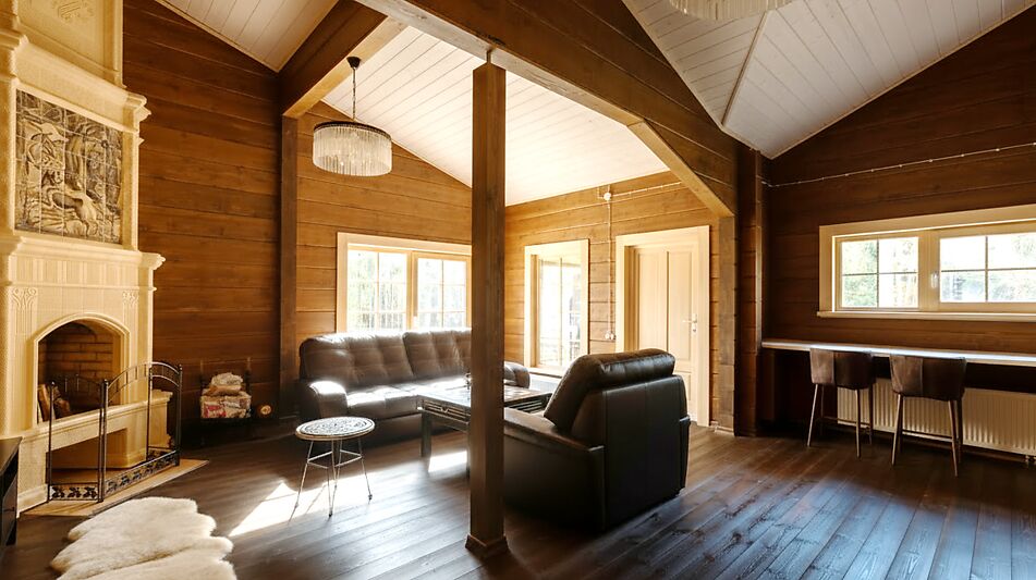 Дом из бруса в лесу у озера