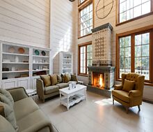 Дом из бруса в лесу у озера