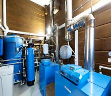 Дом из бруса в лесу у озера