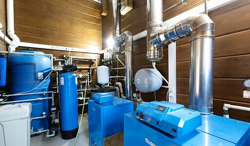 Дом из бруса в лесу у озера