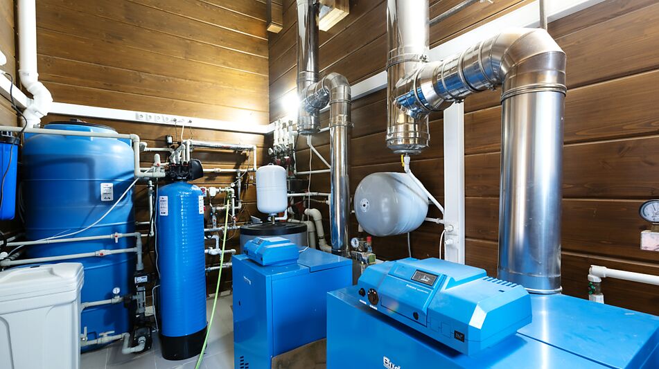 Дом из бруса в лесу у озера