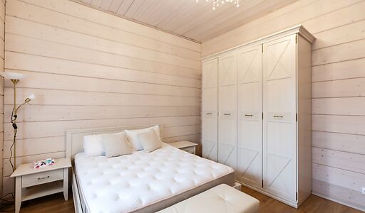 Дом из бруса в лесу у озера