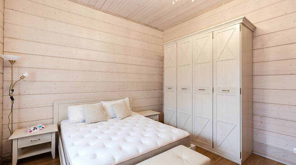 Дом из бруса в лесу у озера