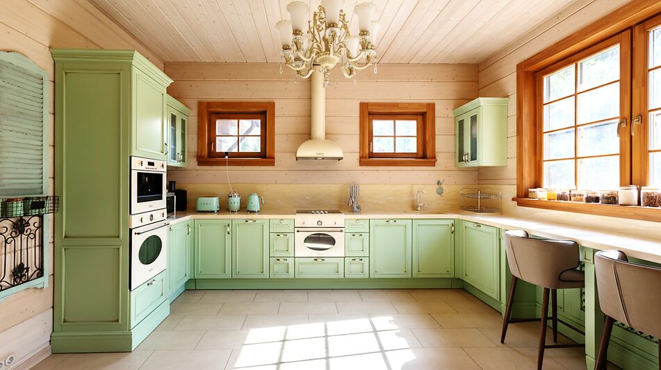 Дом из бруса в лесу у озера