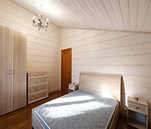 Дом из бруса в лесу у озера