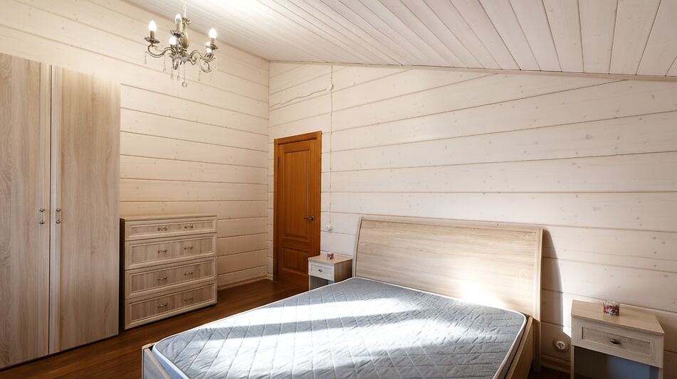 Дом из бруса в лесу у озера