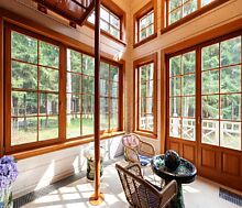 Дом из бруса в лесу у озера