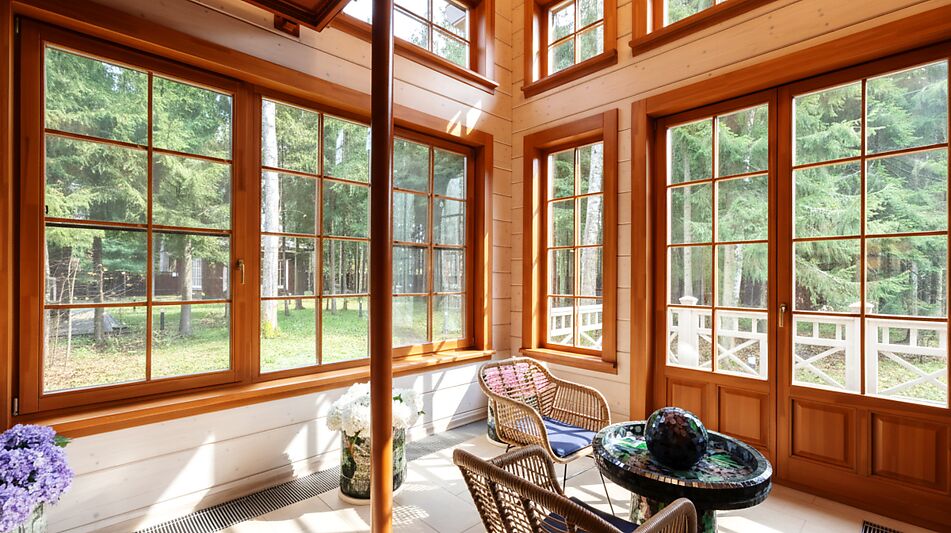 Дом из бруса в лесу у озера