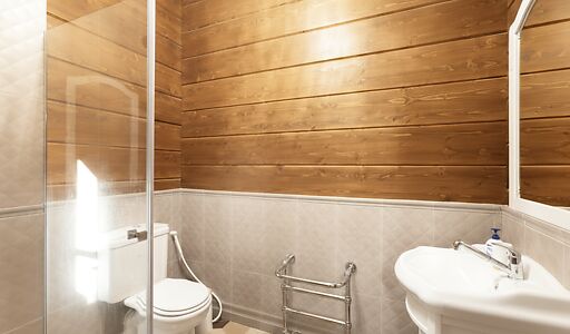 Дом из бруса в лесу у озера