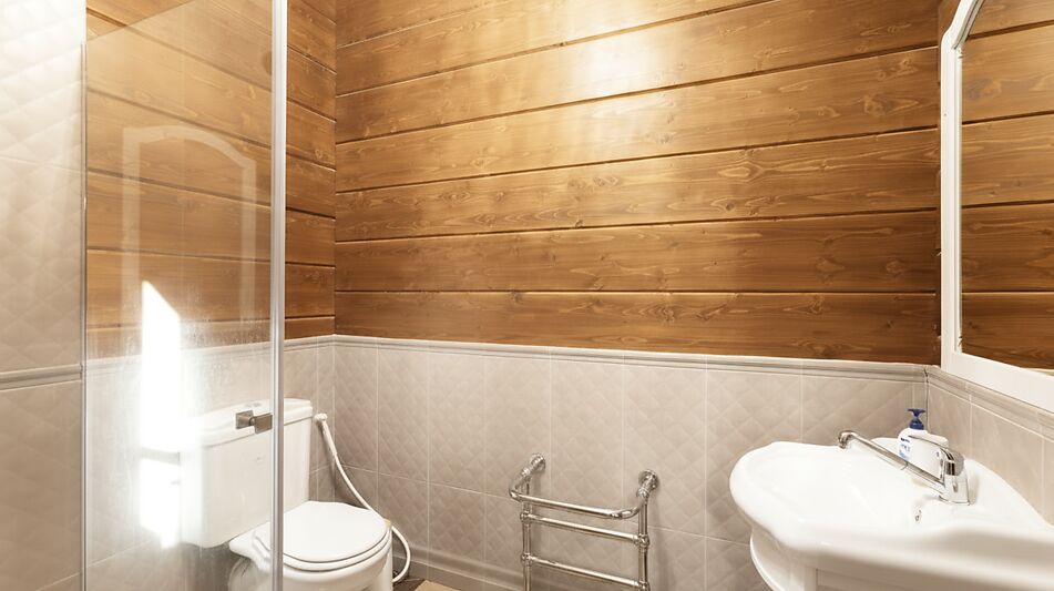 Дом из бруса в лесу у озера