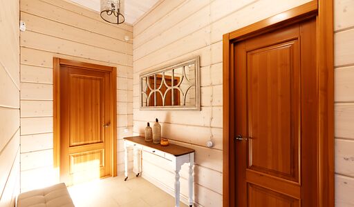 Дом из бруса в лесу у озера