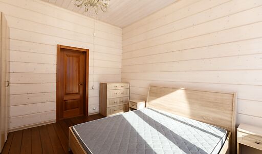 Дом из бруса в лесу у озера