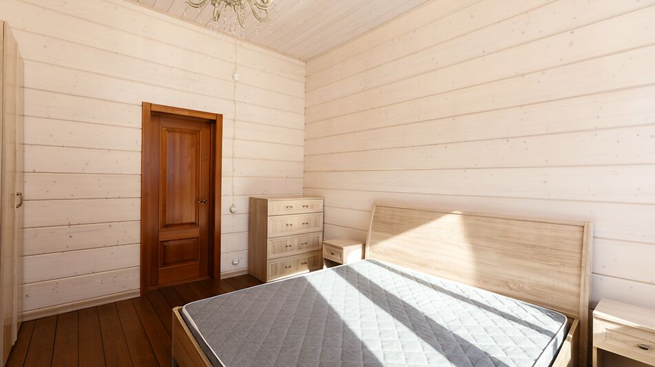 Дом из бруса в лесу у озера