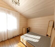 Дом из бруса в лесу у озера