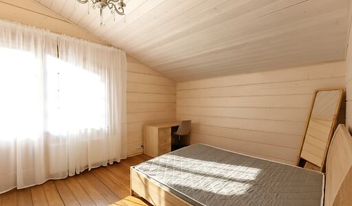 Дом из бруса в лесу у озера