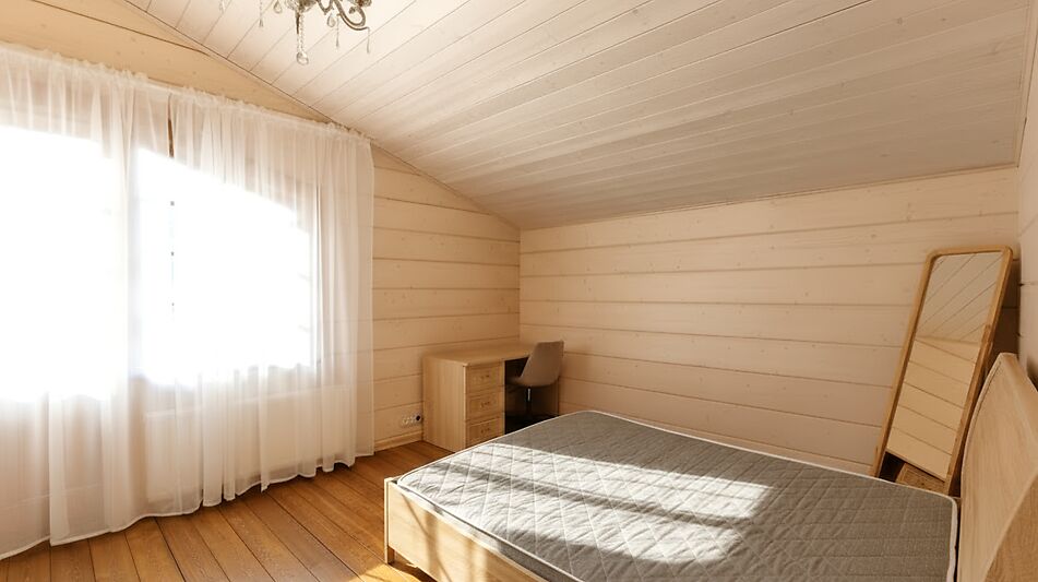 Дом из бруса в лесу у озера