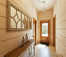 Дом из бруса в лесу у озера