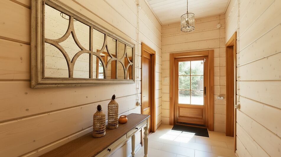 Дом из бруса в лесу у озера