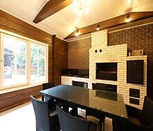 Дом из бруса в лесу у озера