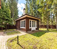 Дом из бруса в лесу у озера