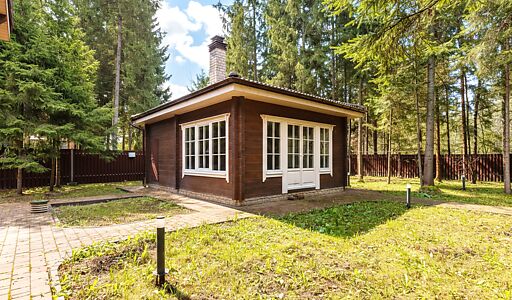 Дом из бруса в лесу у озера